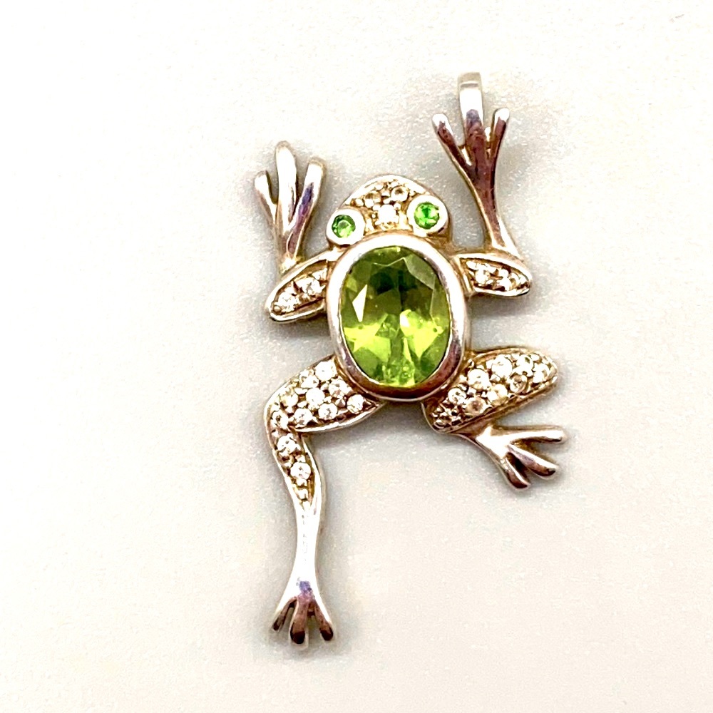 Gems Treasures oval center stone in peridot and chrome diopside eyes frog motif